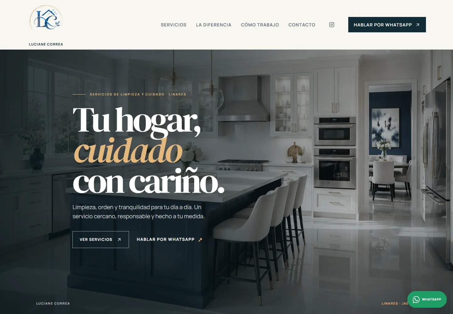 A abertura do site: uma cozinha clara ao fundo, o título Tu hogar, cuidado con cariño e os botões Ver servicios e Hablar por WhatsApp.