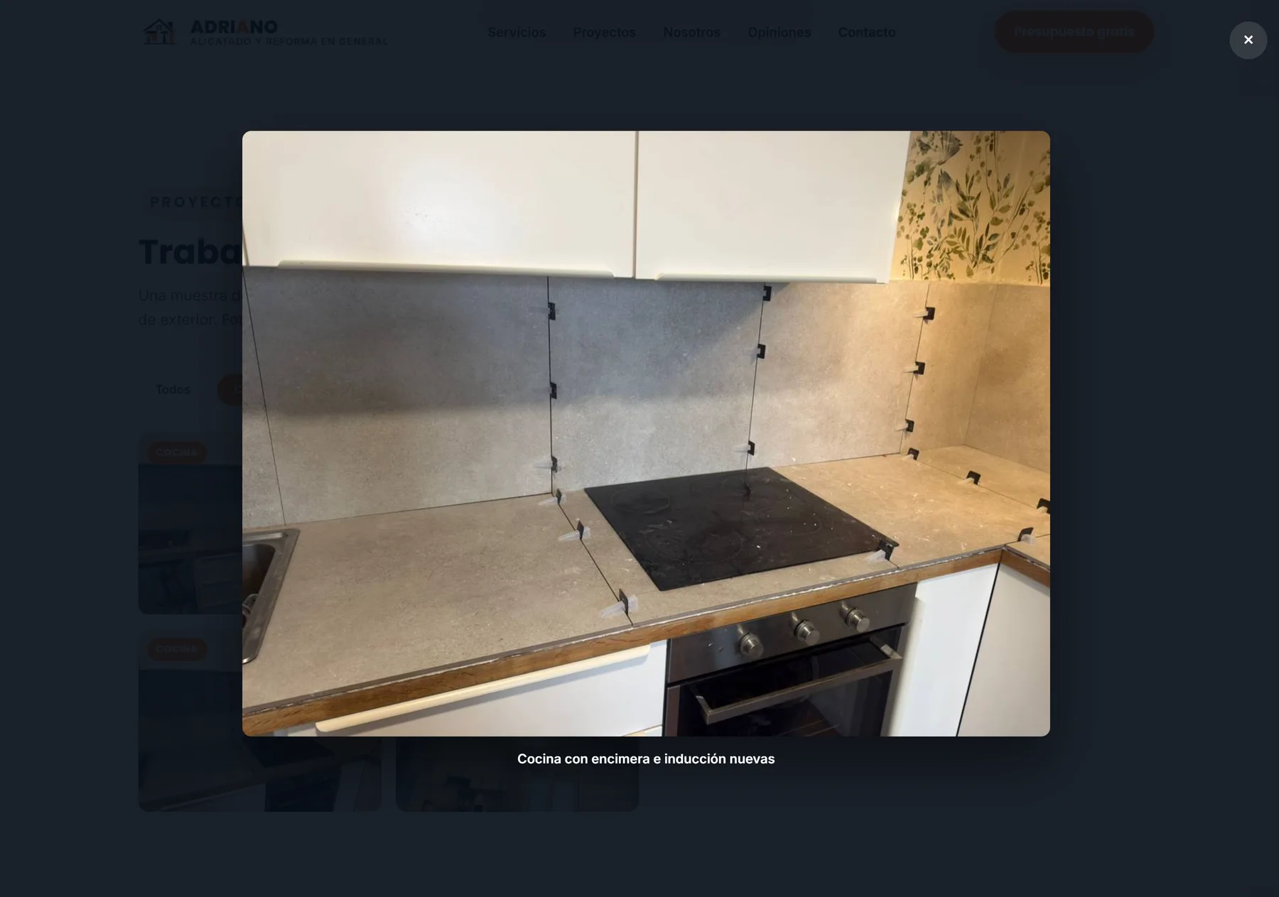 Uma foto de cozinha ampliada sobre o fundo escurecido, com a legenda Cocina con encimera e inducción nuevas.