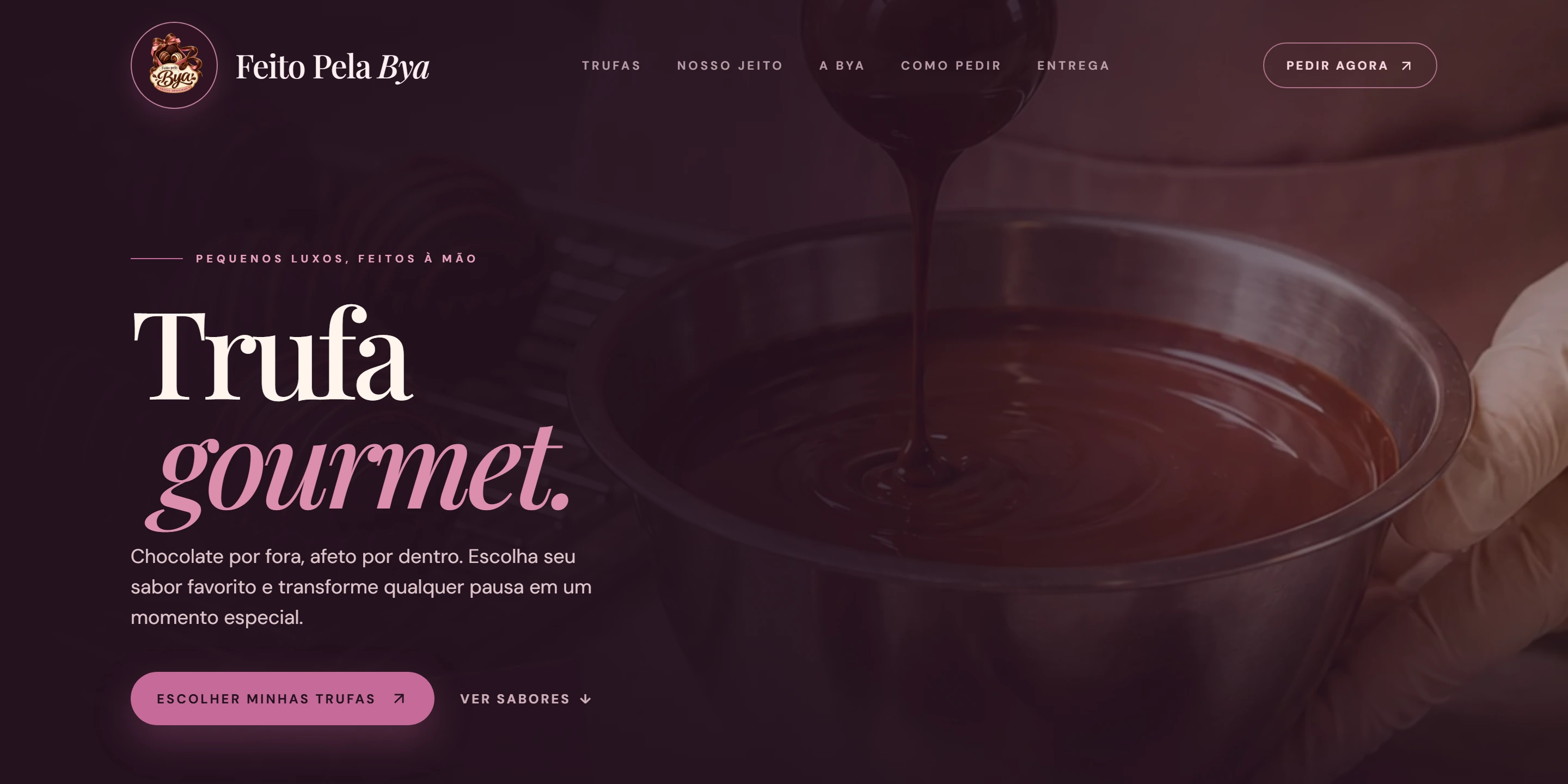 Página inicial do site da Feito Pela Bya: o título “Trufa gourmet.” em serifado, com “gourmet” em itálico rosa, sobre um fundo ameixa.