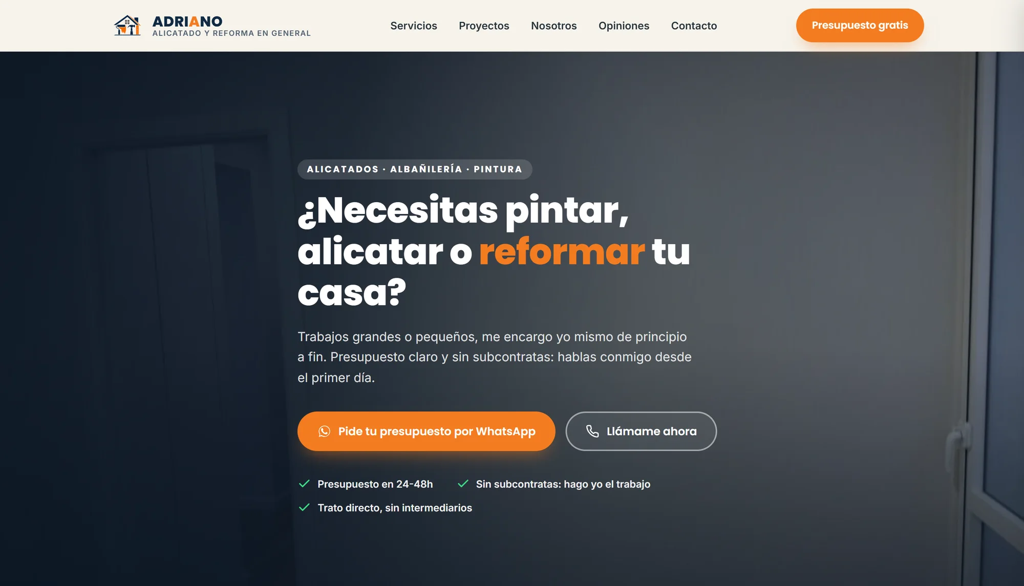 A abertura do site do Adriano: cabeçalho com a marca e o botão Presupuesto gratis, o título ¿Necesitas pintar, alicatar o reformar tu casa? e dois botões, um para o WhatsApp e outro para ligar.