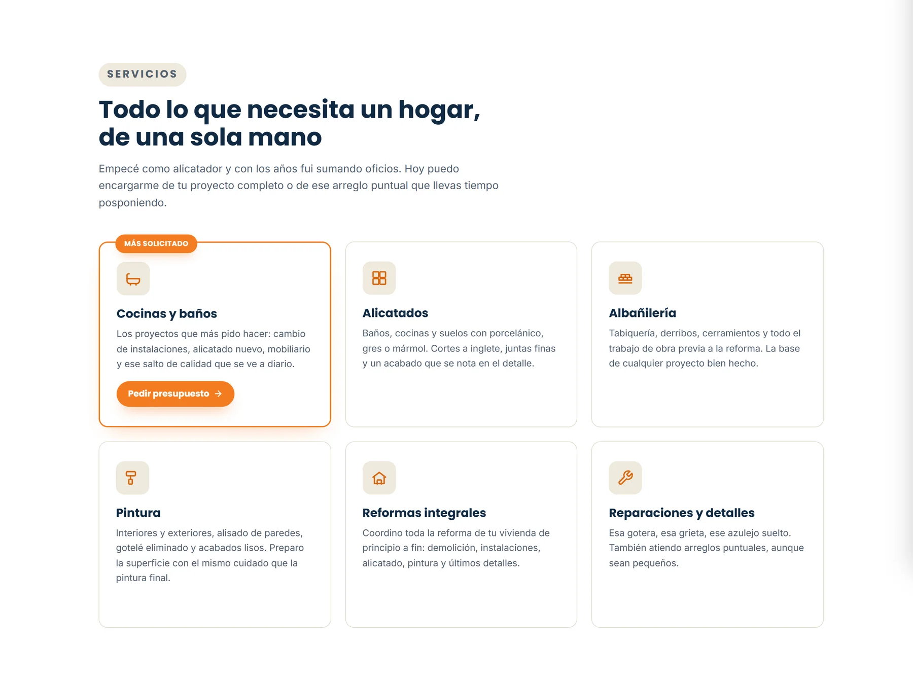 A seção de serviços: seis cartões (cozinhas e banhos em destaque, alicatados, albañilería, pintura, reformas integrais e reparações), cada um com um link para pedir orçamento.