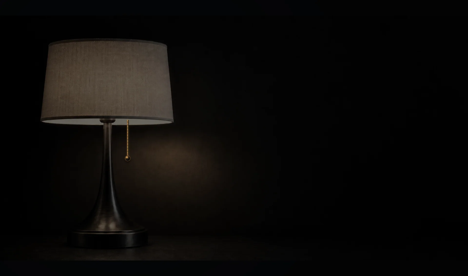 A cena do abajur com a luz apagada: a cúpula acinzentada, o ambiente escuro e nenhum formulário.