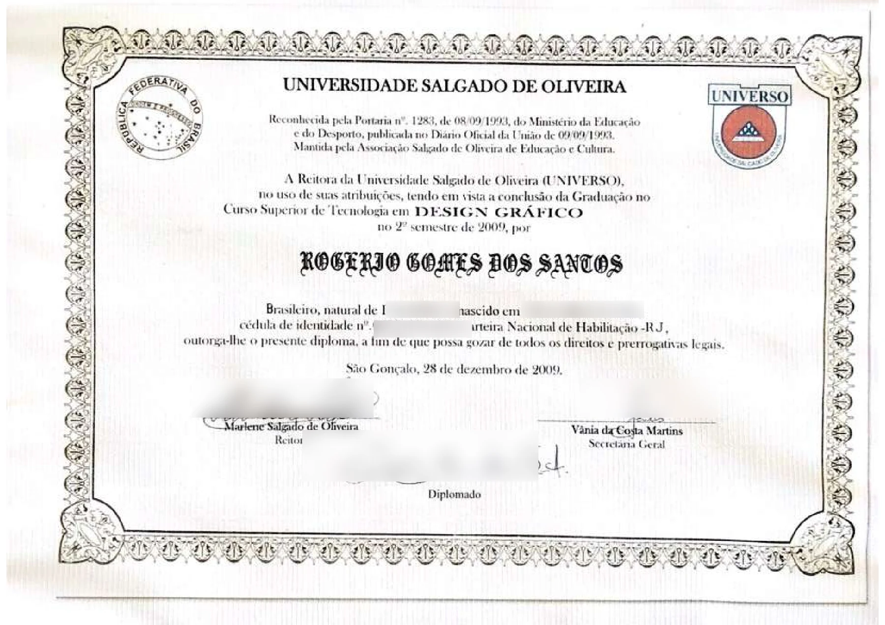 Diploma de Design Gráfico, Universidade Salgado de Oliveira — UNIVERSO, com dados pessoais borrados